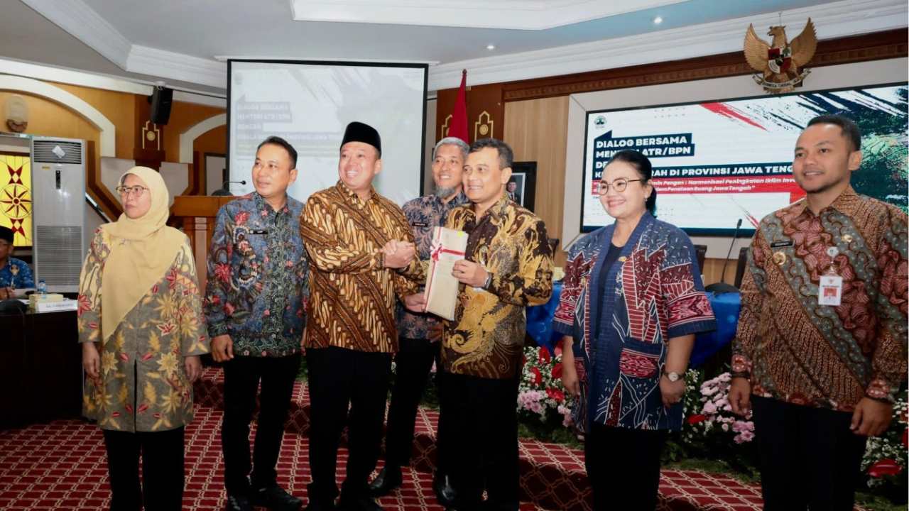 Amankan Aset Negara, Menteri Nusron Serahkan Ratusan Sertipikat Tanah Aset Pemda Se-Jawa Tengah